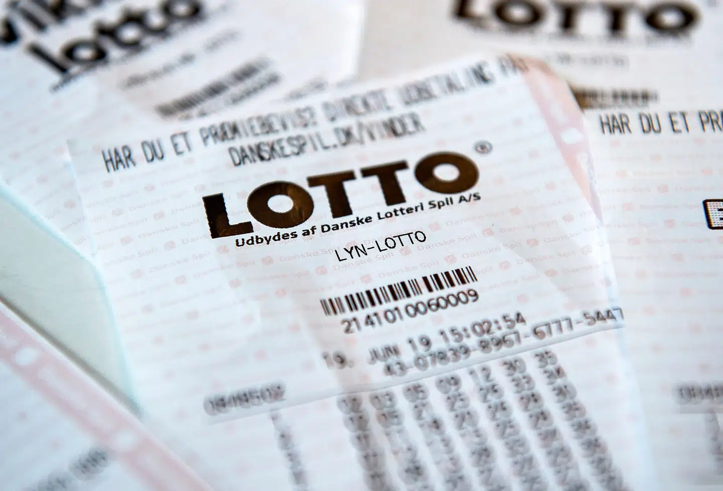 I Rasmus Faber Lundbergs »Vinderen« følger man bl.a. en mand, der vandt 485 mio. kr. i lotto som 18-årig og drog på en dannelsesrejse til Centralamerika.