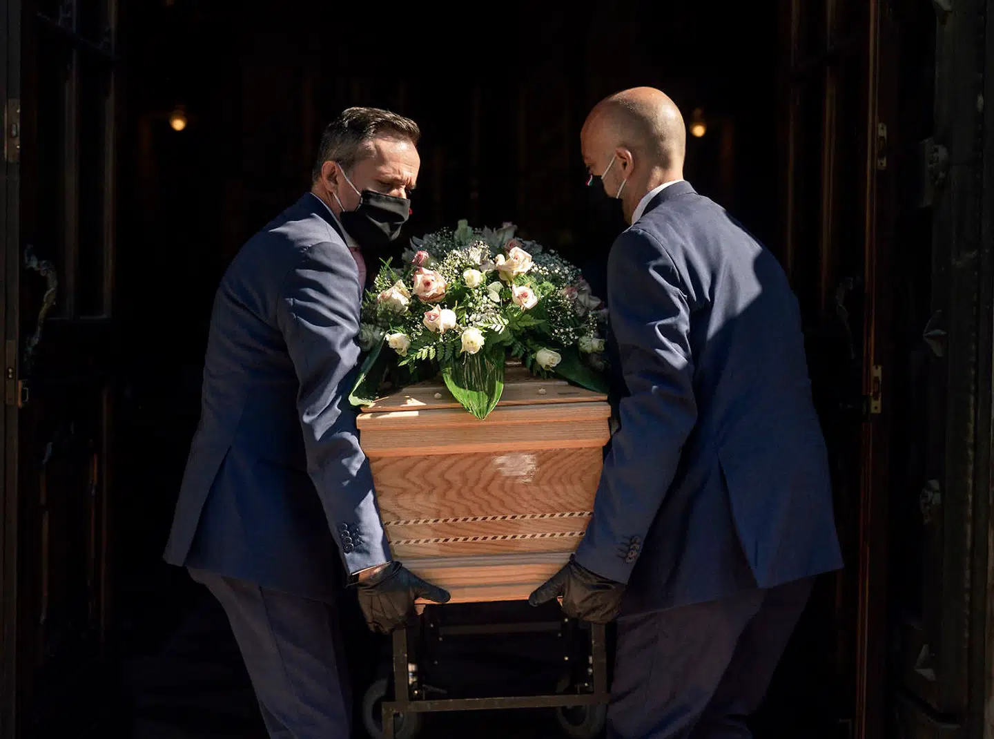 Nu er situationen ved at blive normal igen for Natale Marnis begravelsesfirma i Codogno. Man gennemfører igen begravelser, hvor pårørende kan deltage. Det fik de ikke lov til i månederne, hvor byen var hårdt ramt af smitten fra coronavirus.