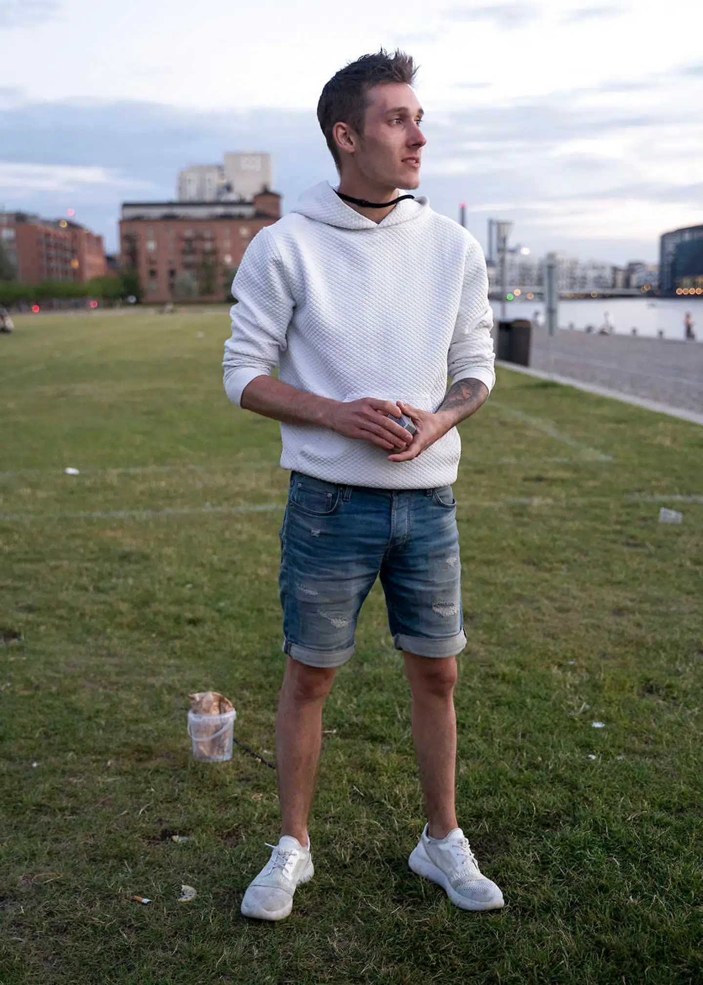 Mike Clausen har taget sin soundboks med på Islands Brygge for at hygge med sine venner.