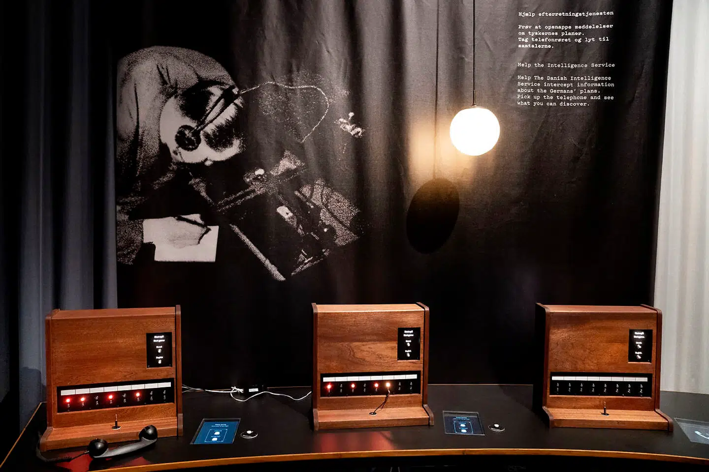 Et rum i Frihedsmuseet viser bl.a. aflytningsapparater. Her man kan selv prøve, hvad det ville sige at aflytte telefonsamler under krigen.