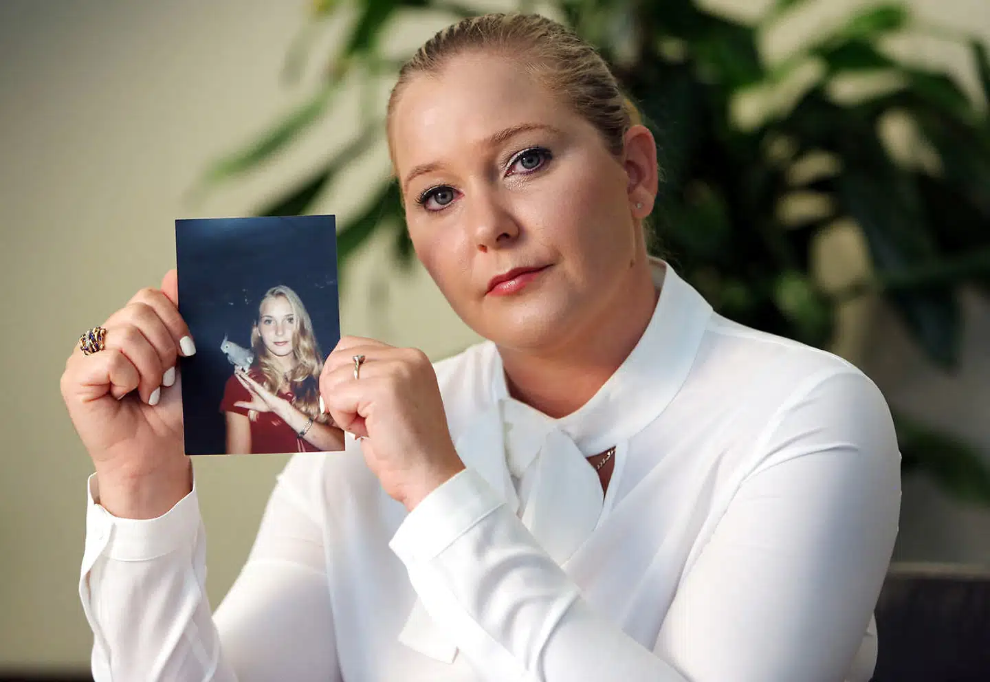 Virginia Roberts med et foto af sig selv som 16-årig – dengang Epsteins højre hånd, Ghislaine Maxwell, rekrutterede hende til at give chefen »massage«. Det blev til tre år som »sexslave«, siger Roberts. Ikke bare for Epstein og hans løjtnant, men også for hans rige og magtfulde venner.