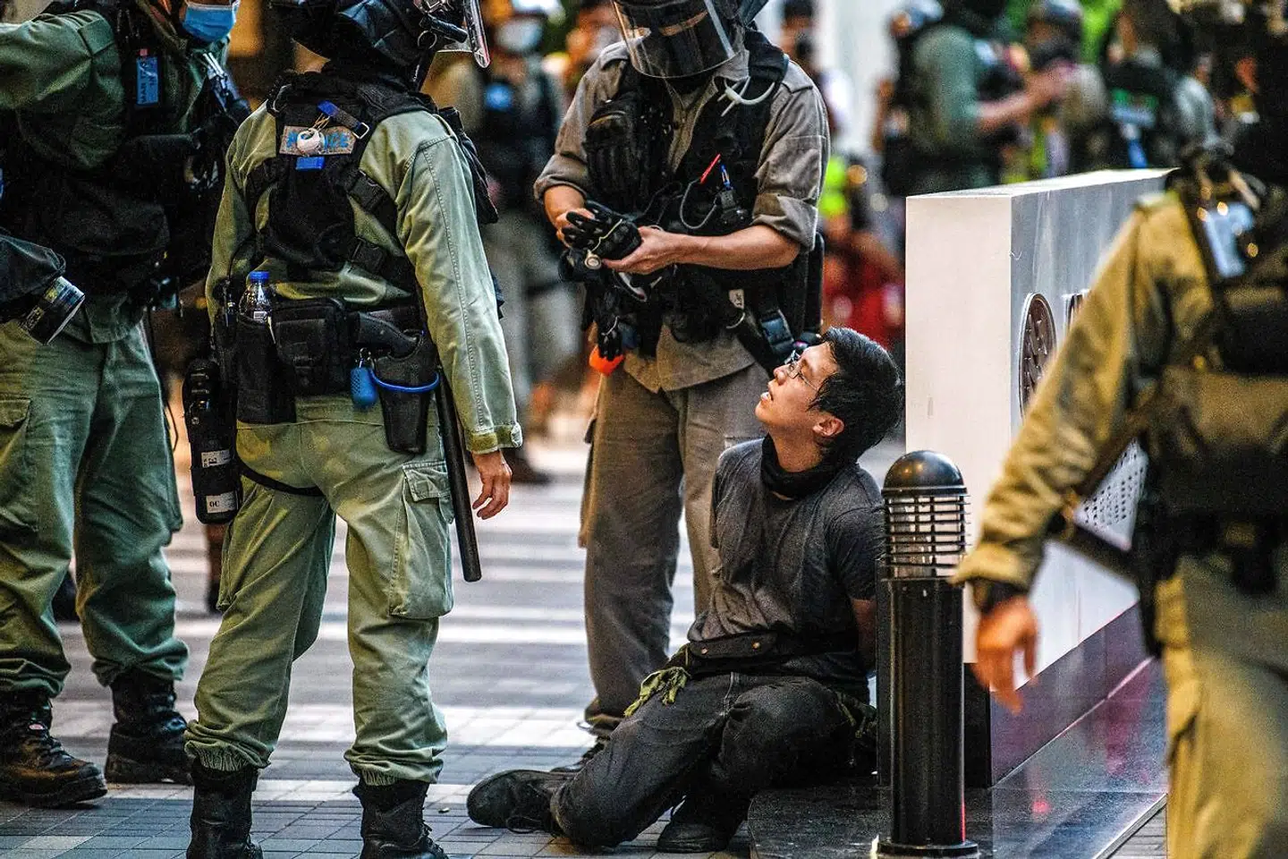 En demonstrant bliver arresteret af politiet i Hongkong under en protest mod en ny sikkerhedslov, som Beijing har vedtaget.