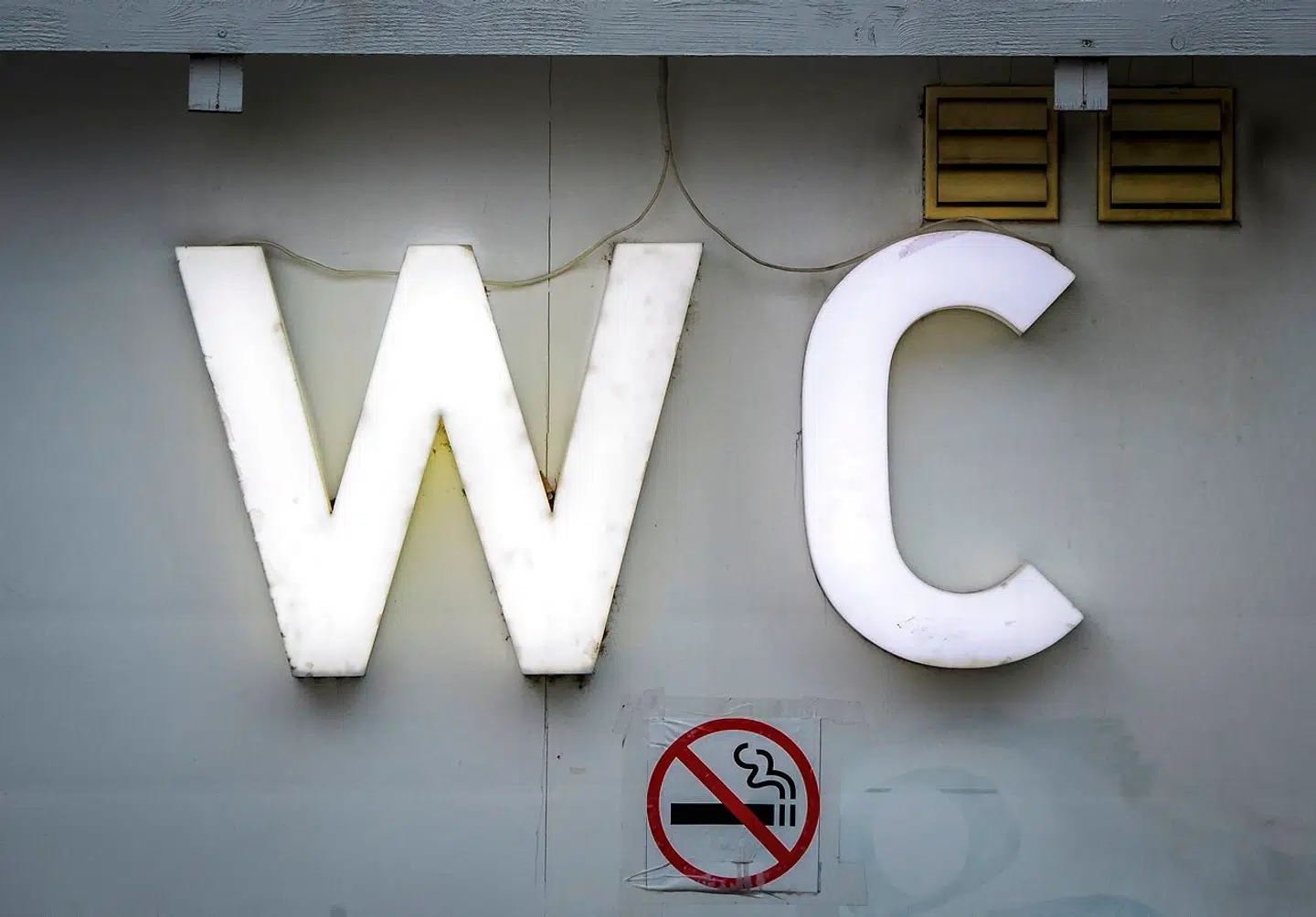 Det er veldokumenteret, at coronavirus udskilles i afføring og kan løbe fra et toilet gennem kloaksystemet til et rensningsanlæg. Dermed kan screening for coronavirus i spildevand forsyne myndigheder med tidlig varsling om udbrud i et lokalområde.