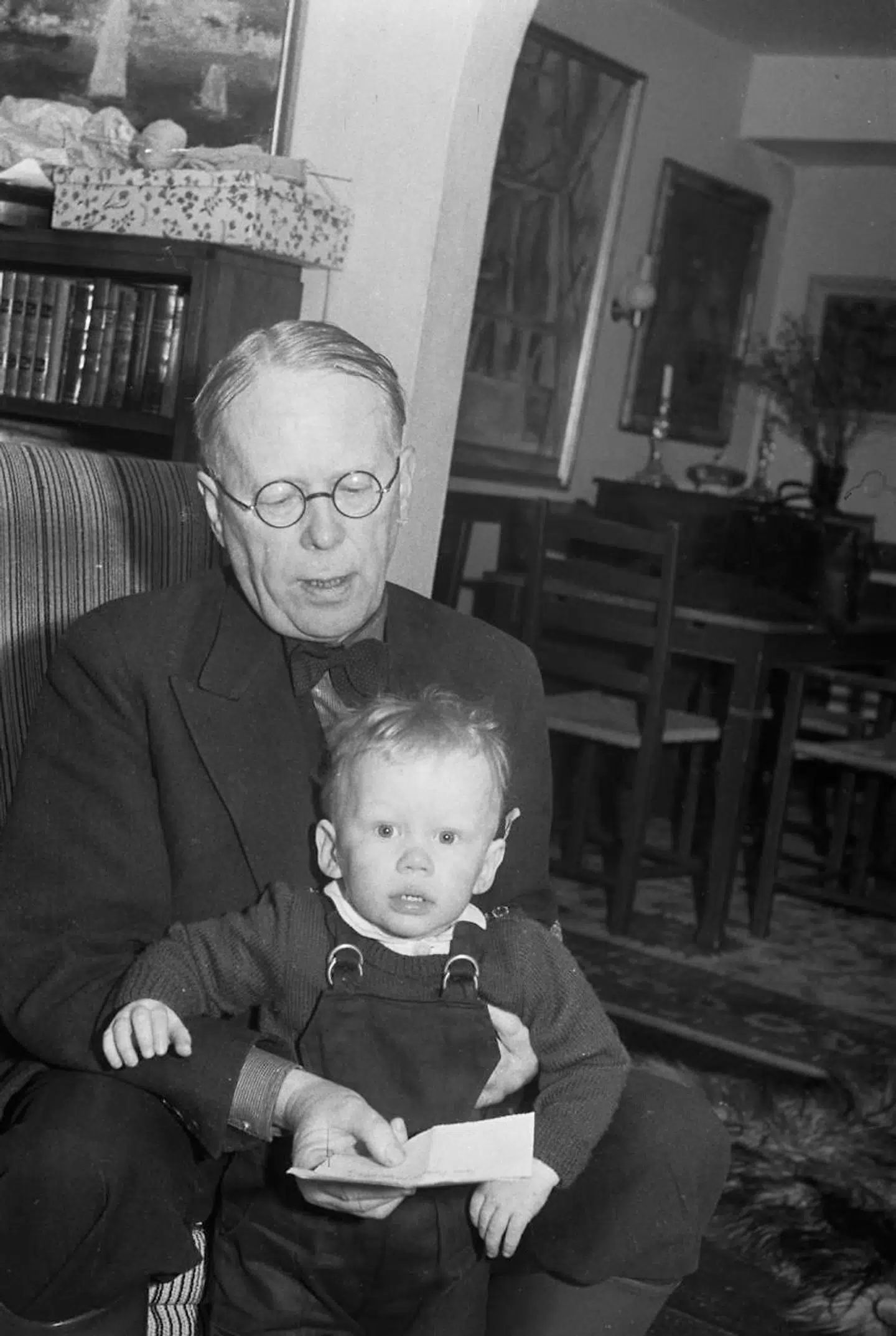 Jacob Paludan (1896-1975) med sit barnebarn på skødet.
