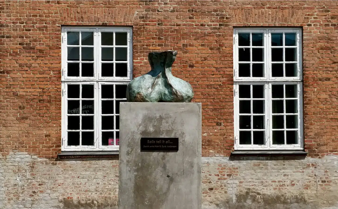 Skulpturen »Balls tell it all...« af Henrik Busk Andersen i Aarhus vækker forargelse.