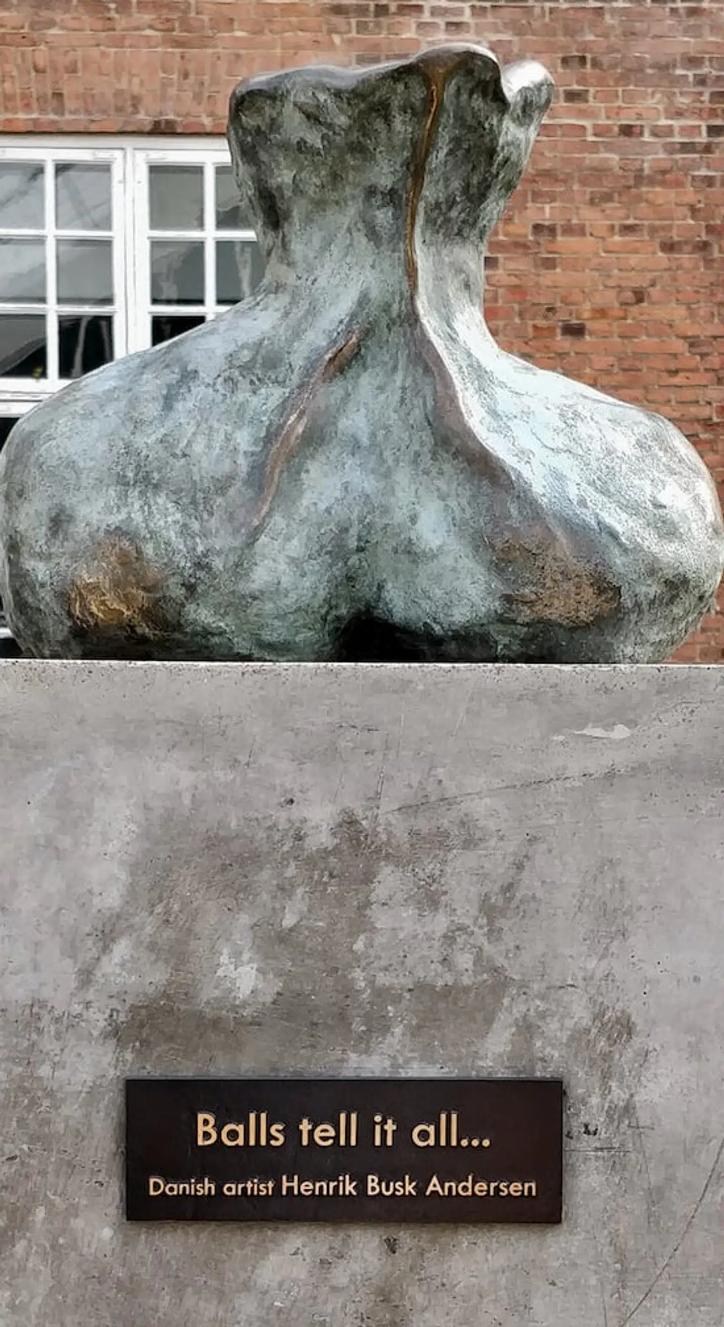 Skulpturen bør fjernes fra Godsbanen eller modificeres til en mindre kønnet skulptur, mener billedekunstner Trine Rytter Andersen.