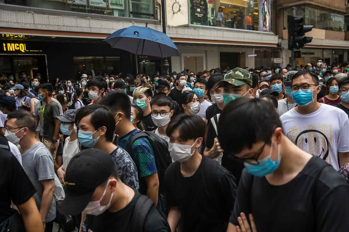Hundredvis af demonstranter er onsdag samlet på gaderne i Hongkong for at markere årsdagen for overdragelsen af Hongkong fra Storbritannien til Kina i 1997. Dengang blev den britiske kronologi overgivet til Kina under devisen »et land, to systemer«.
