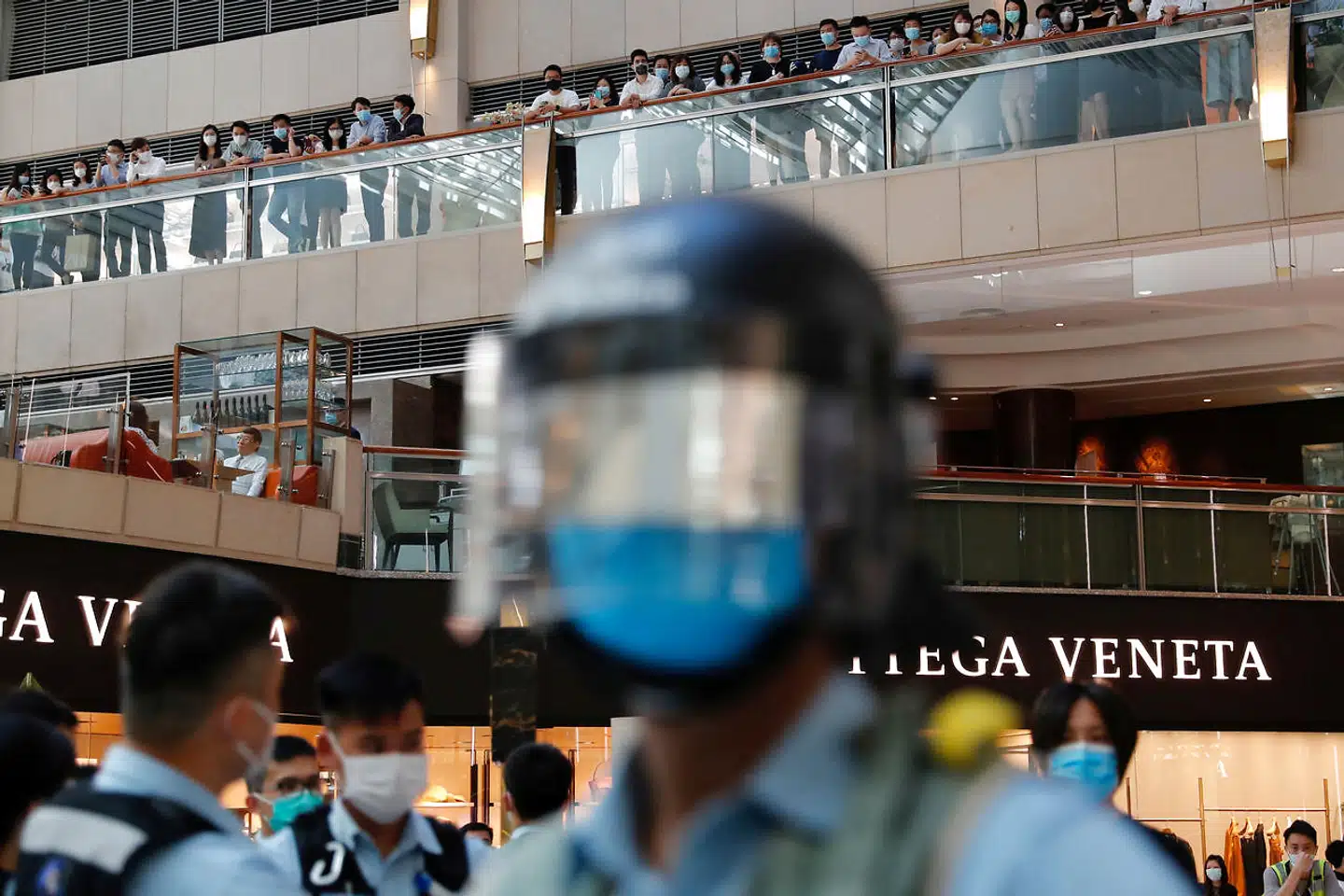 Kinas vedtog den nye sikkerhedslov uden om parlamentet og regeringen i Hongkong, selv om den kan få vidtgående konsekvenser for netop indbyggerne i Hongkong og deres ytrings- og forsamlingsfrihed. Her ses en række kampklædte politibetjente, der forsøger at bremse en protest, der er rykket ind i et storcenter.