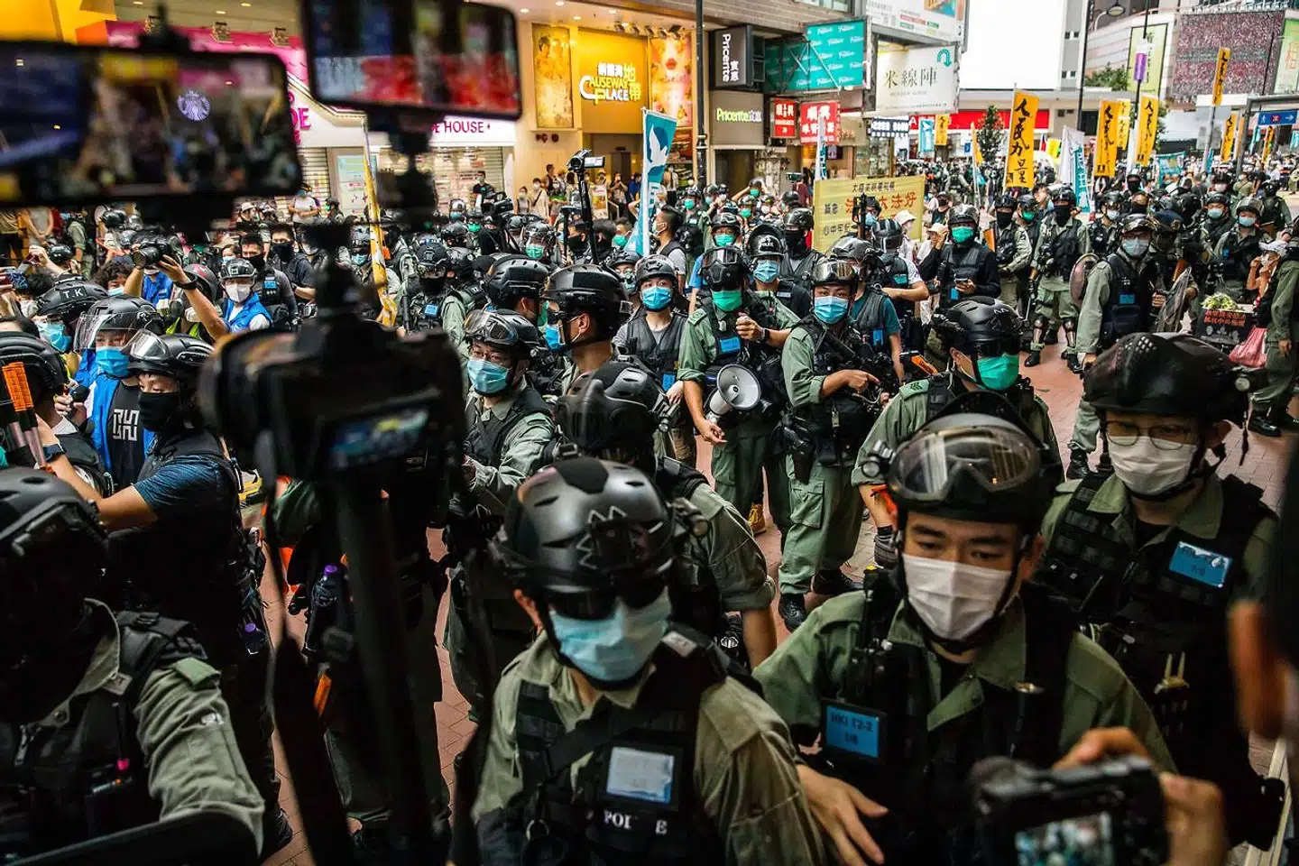 Kampklædte betjente rydder gaderne i Hongkong og slår hårdt ned på demonstranter, der er gået på gaden for at demonstrere mod Kinas nye sikkerhedslov. Demonstranterne kan blive anholdt under den nye lov for at deltage i protesterne, som ifølge politiet har til formål »at splitte landet«.