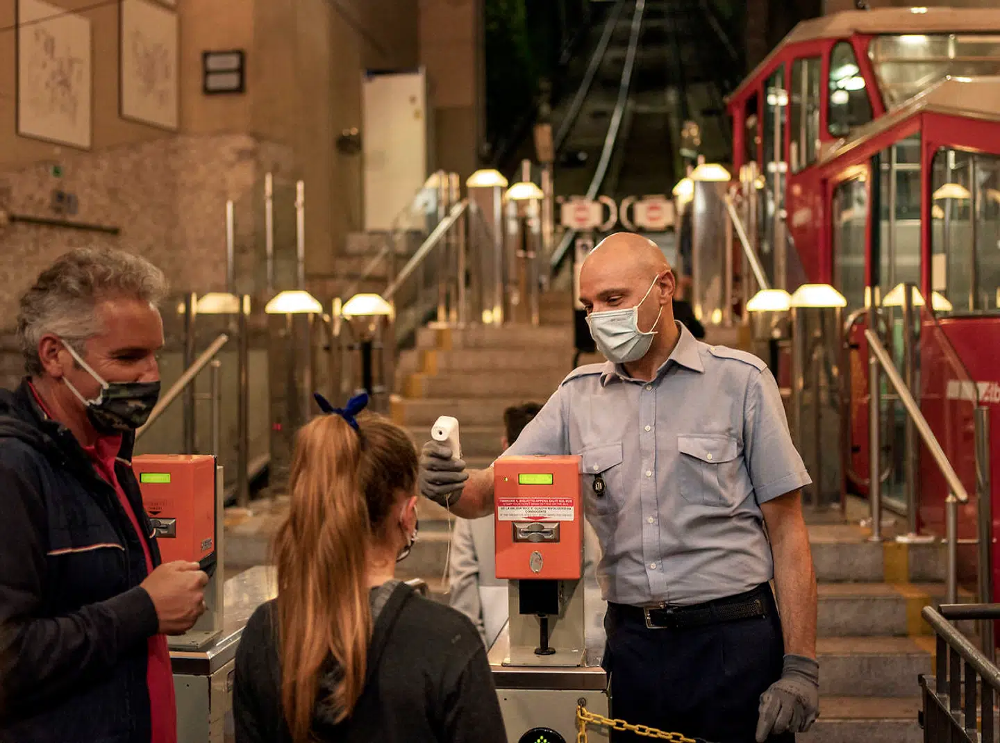Smitteniveauet i Bergamo er nu nogenlunde på niveau med Danmark, men det norditalienske bybillede er meget anderledes. Efter de forfærdelige uger, hvor tusinder døde, frygter man, at smitten vender tilbage, og man tager derfor mange forholdsregler som her, hvor man får målt temperaturen, før man går om bord i slæbebanen Funicolare op til Bergamos gamle bydel.