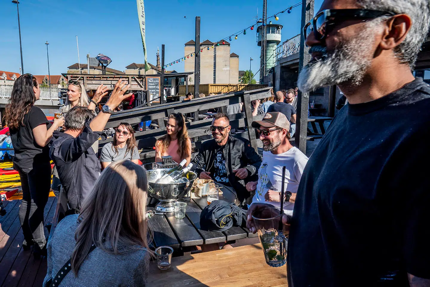 Det er sommer, det er sol, og det er blevet vanskeligere for os at holde afstand. Her arkivbillede fra Kayak Bar, da barer og restauranter genåbnede.