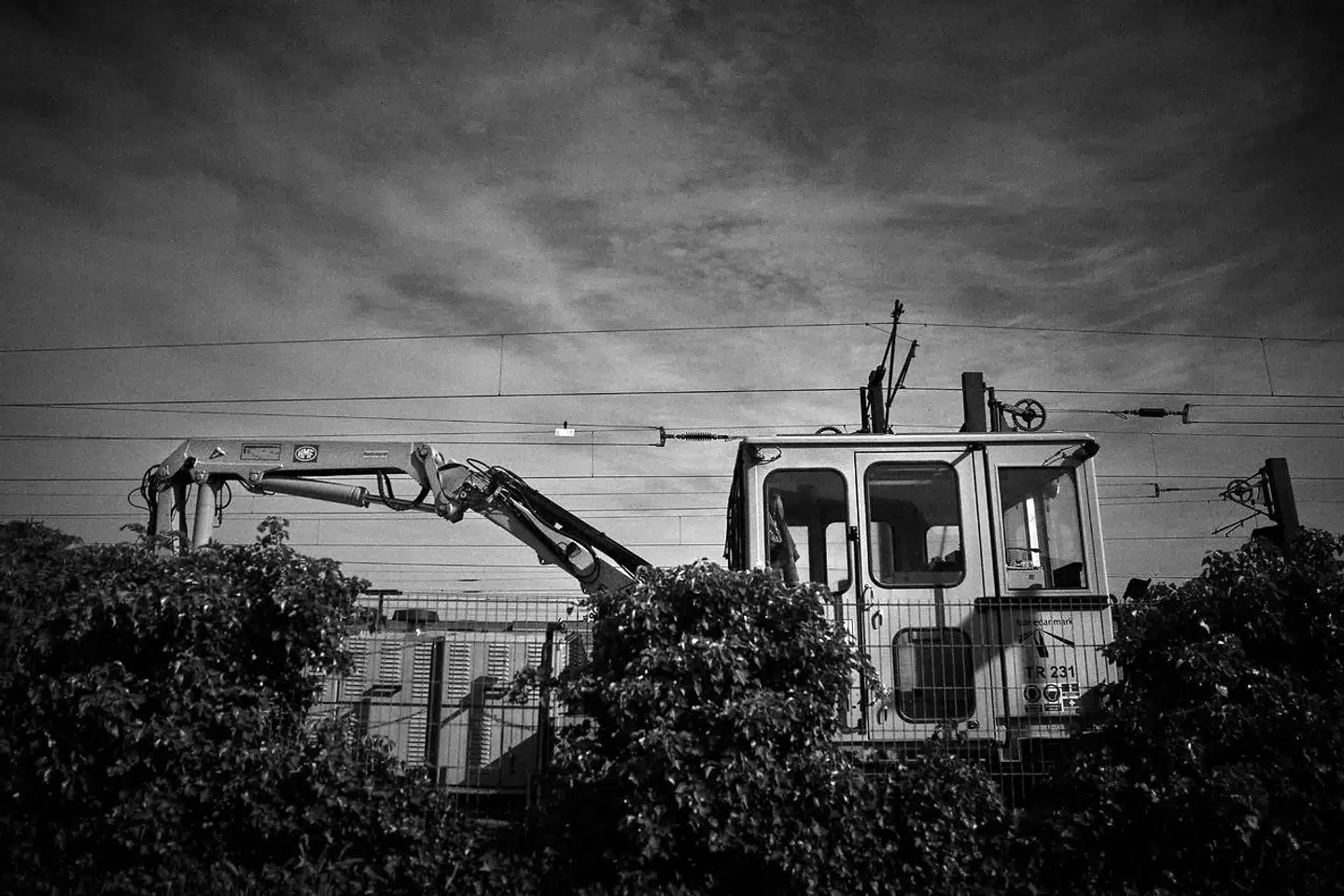 Lag for lag er det kommet frem, at der har eksisteret et usædvanligt forhold mellem ansatte i Banedanmark og Banedanmarks leverandører og underleverandører, som arbejder for den offentlige styrelse på de danske jernbaner.