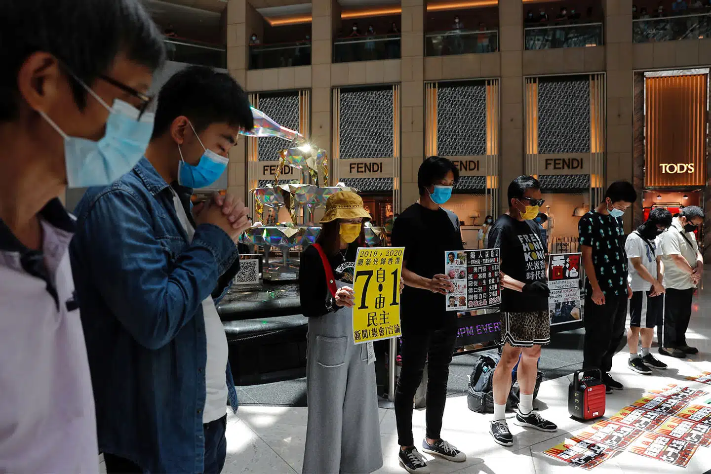 Prodemokratiske aktivister afholder et minuts stilhed under en protest mod nye lov om Hongkong.