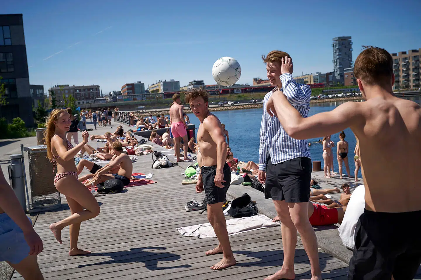 På molen ved FN-bygningen på Nordhavn, ikke langt fra Mias bolig kører der i de varme sommerdage en fest fra om formiddagen til klokken fire om morgenen. Nu har Mia og 192 beboere sendt overborgmesteren en opfordring til at gribe ind.