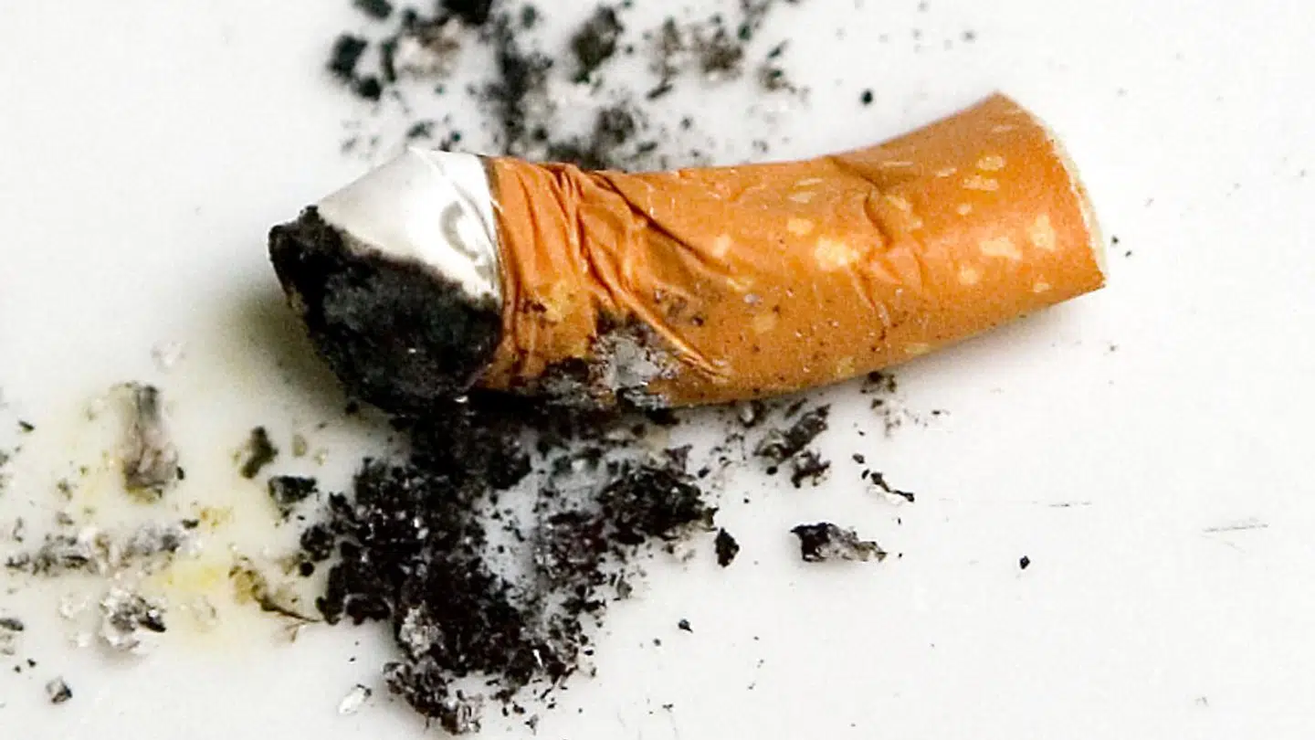 Stort set alle cigaretfiltre er lavet af plastik og andet syntetisk materiale, som i naturen omdannes til miljøskadelig mikroplastik. Dertil kommer, at gennemrøgede filtre indeholder giftige kemiske stoffer.