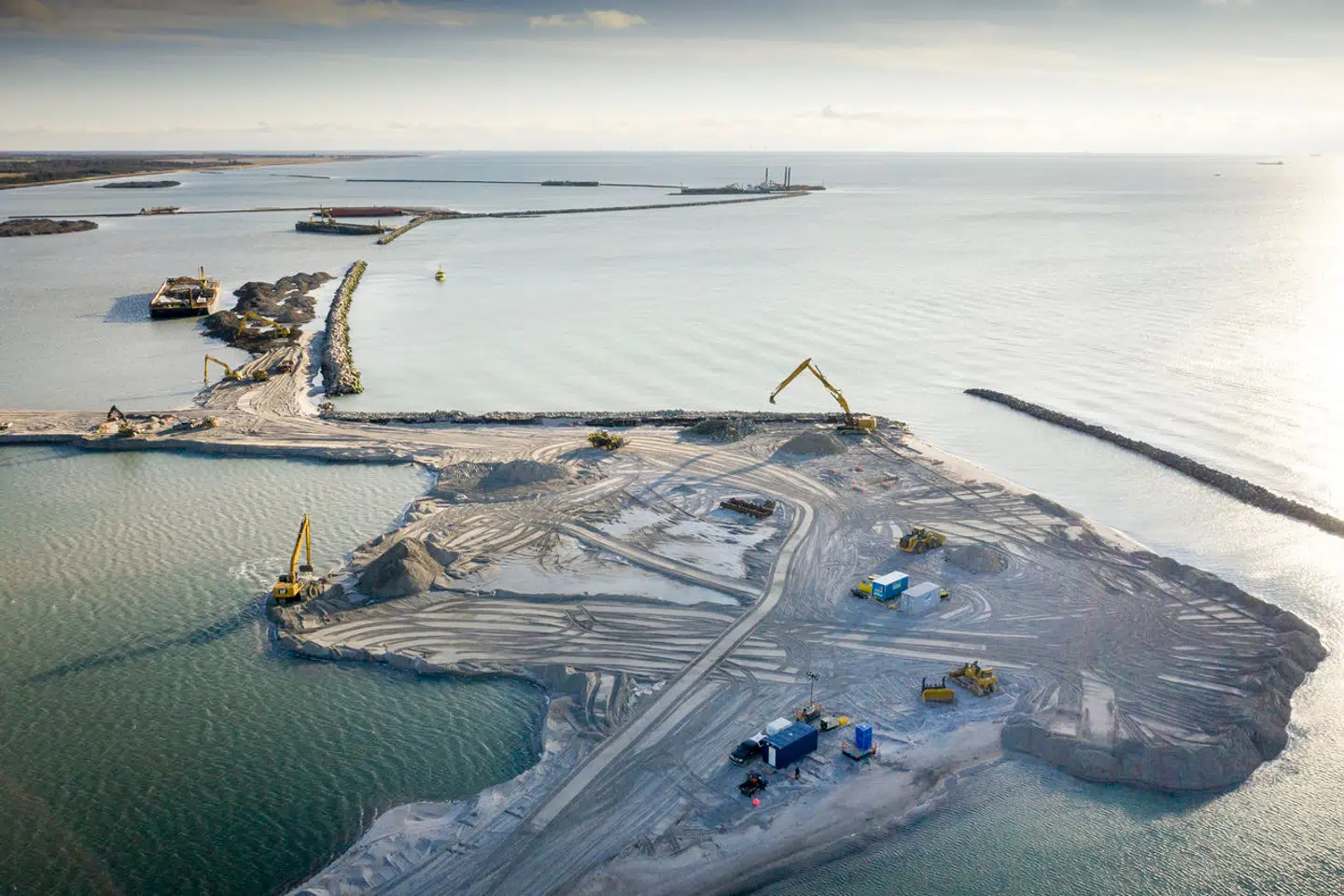 »Logikken synes at være, at når staten har investeret dyrt i en fabrik, vil det være tosset at rive den ned, uanset miljøpåvirkning, uanset at det er et løftebrud,« skriver Dorte Toft.