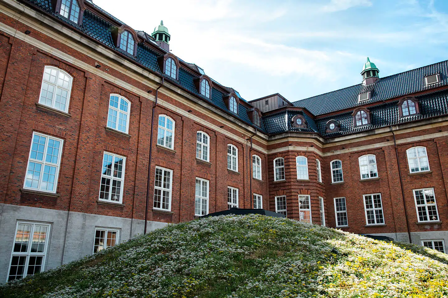 Da bygningen blev opført i 1912, mente mange, at den var alt for ekstravagant med kobber på taget og fine forhold indendørs. Den kostede 2,5 millioner kroner at opføre, hvilket som bekendt var en del for godt 100 år siden.