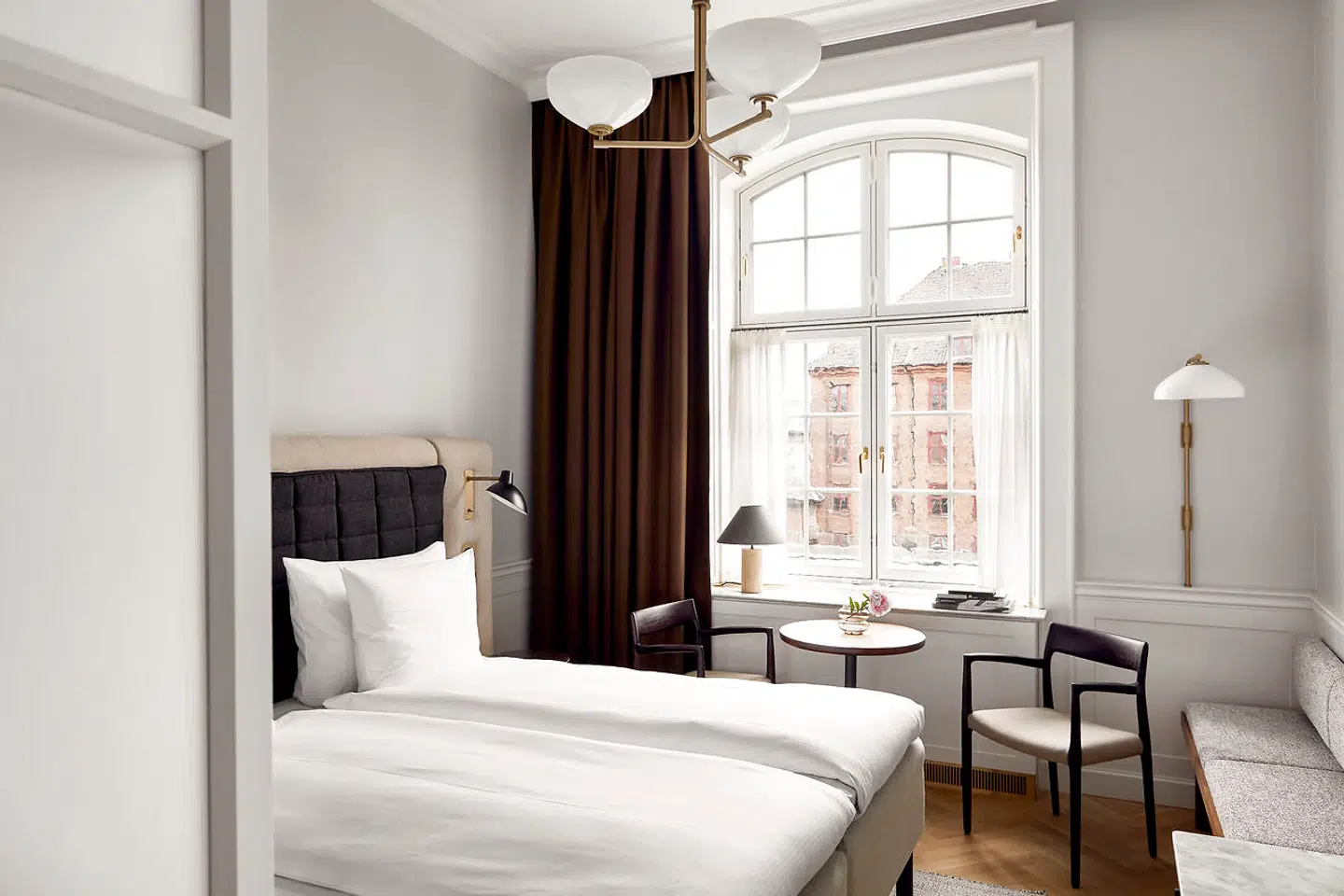 Hotellet har i alt 305 værelser. Her er der arbejdet med at skabe en hjemlig stemning, fortæller direktøren og henviser til, at navnet Villa Copenhagen skal understrege den fornemmelse.