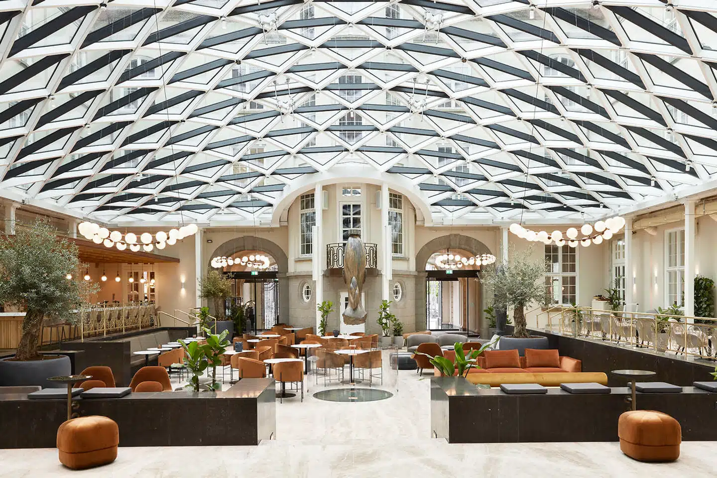 Villa Copenhagen anvender betegnelsen courtyard frem for lobby. De vil gerne invitere til, at både gæster og københavnere har lyst til at slå sig ned.