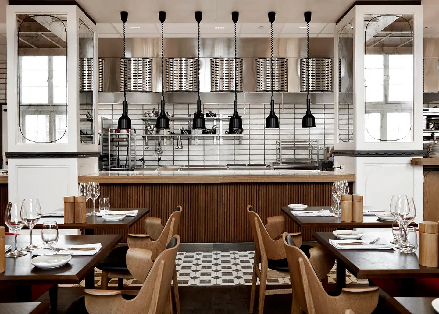 De steder, det har givet mening, har man brugt materialer og designdetaljer fra den gamle bygning.