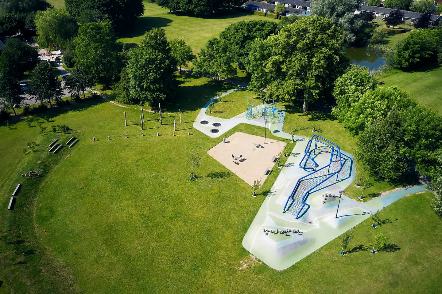 Fløng Skole har sendt en e-mail ud til forældrene for de ældste klasser og advaret mod, at piger kan blive udsat i krænkelser i fritiden. Københavns Vestegns Politi opfordrer til, at man ringer på telefon 43 86 14 48, hvis man har oplevet seksuelle krænkelser i Fløng.