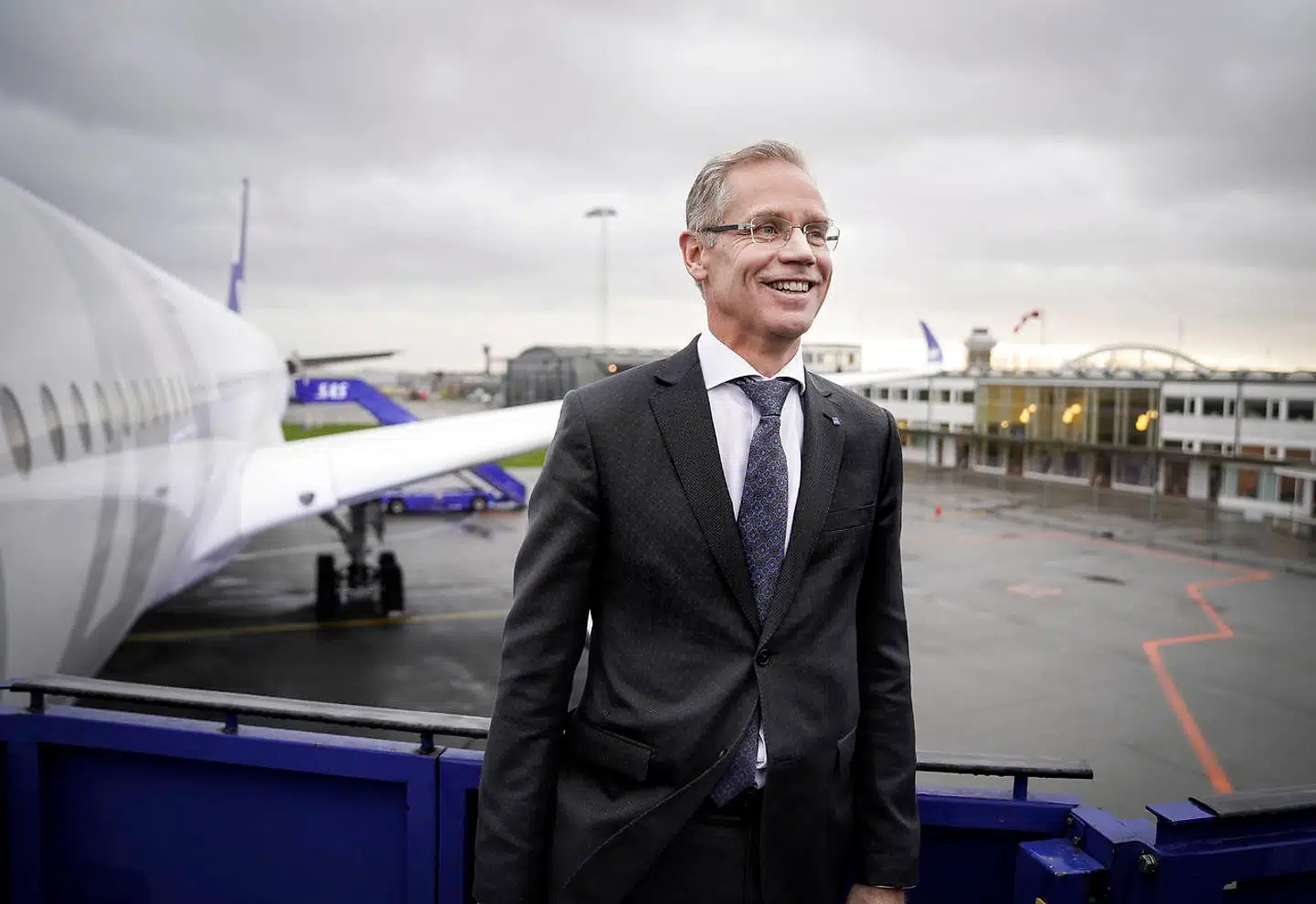 Så stort var smilet, da SAS' topchef Bo Rickard Gustafsson præsenterede selskabets nye Airbus A350 i Københavns Lufthavn, i december sidste år. Siden ramte coronakrisen, og nu præsenterer selskabet en plan for rekapitalisering, dagen efter at knap 1.600 blev fyret.
