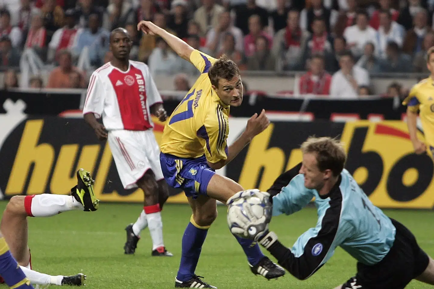 Morten Skoubo har her forsøgt at score mod Ajax i en Champions League-kvalifikationskamp for Brøndby i 2005. Michael Kooren/Reuters