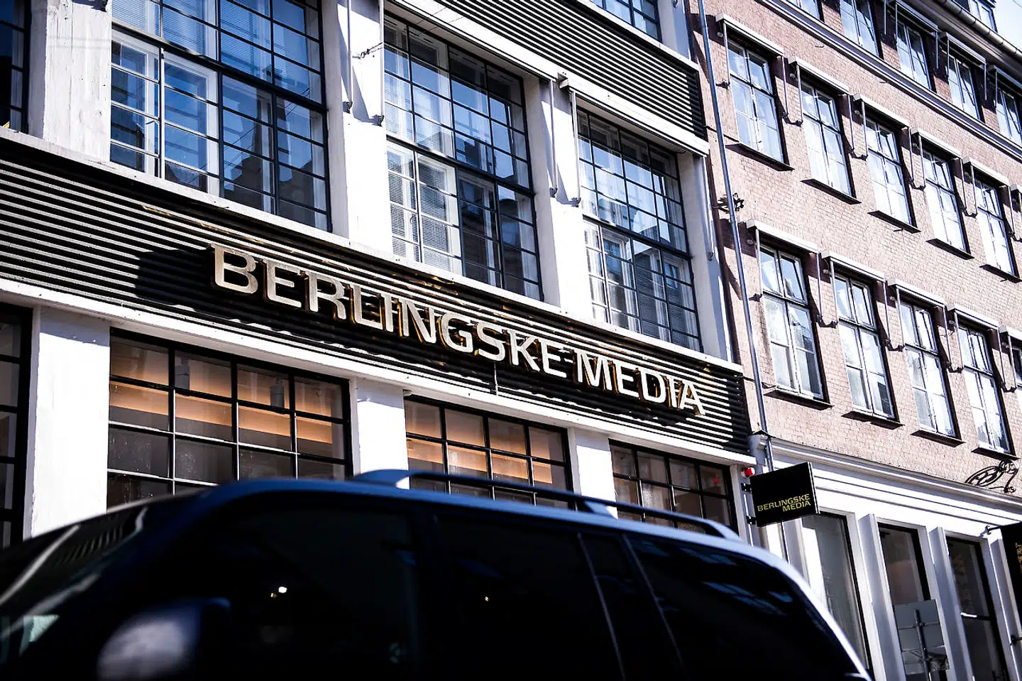 »Berlingske lader en skribent skrive sig helt ud i et konspiratorisk hjørne 23. juni, hvor alle mulige løsrevne påstande og begivenheder bliver blandet sammen til en jorden er flad-konklusion, når det gælder DRs uafhængighed og kritiske journalistik,« skriver Thomas Falbe.