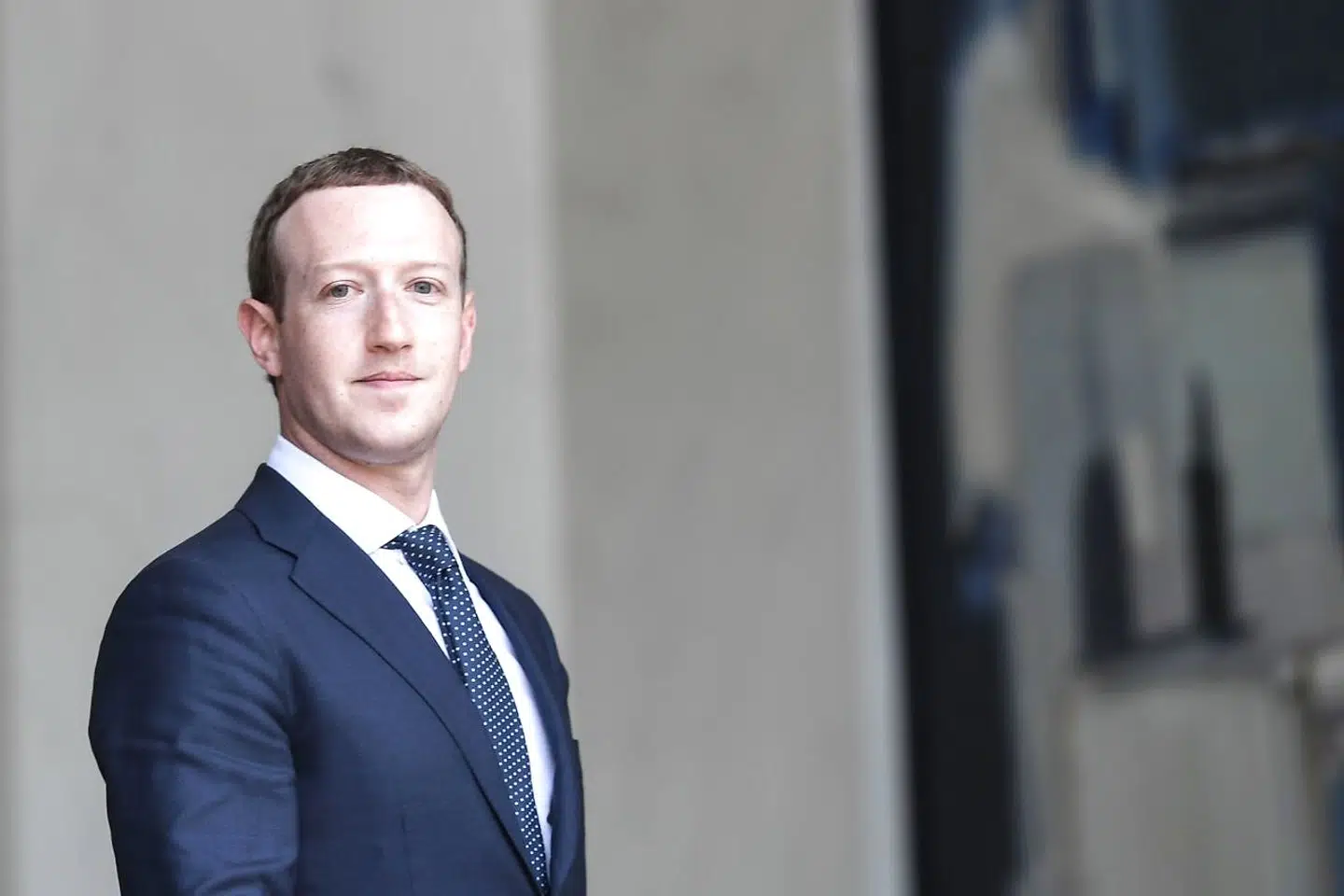 En annonceboykot har skåret syv procent af Facebooks markedsværdi. Dermed er Mark Zuckerberg ikke længere på top tre over verdens rigeste.