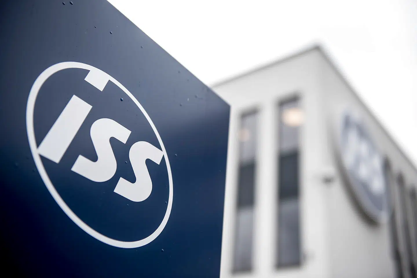 Servicevirksomheden ISS har opsagt 300 af sine medarbejdere.