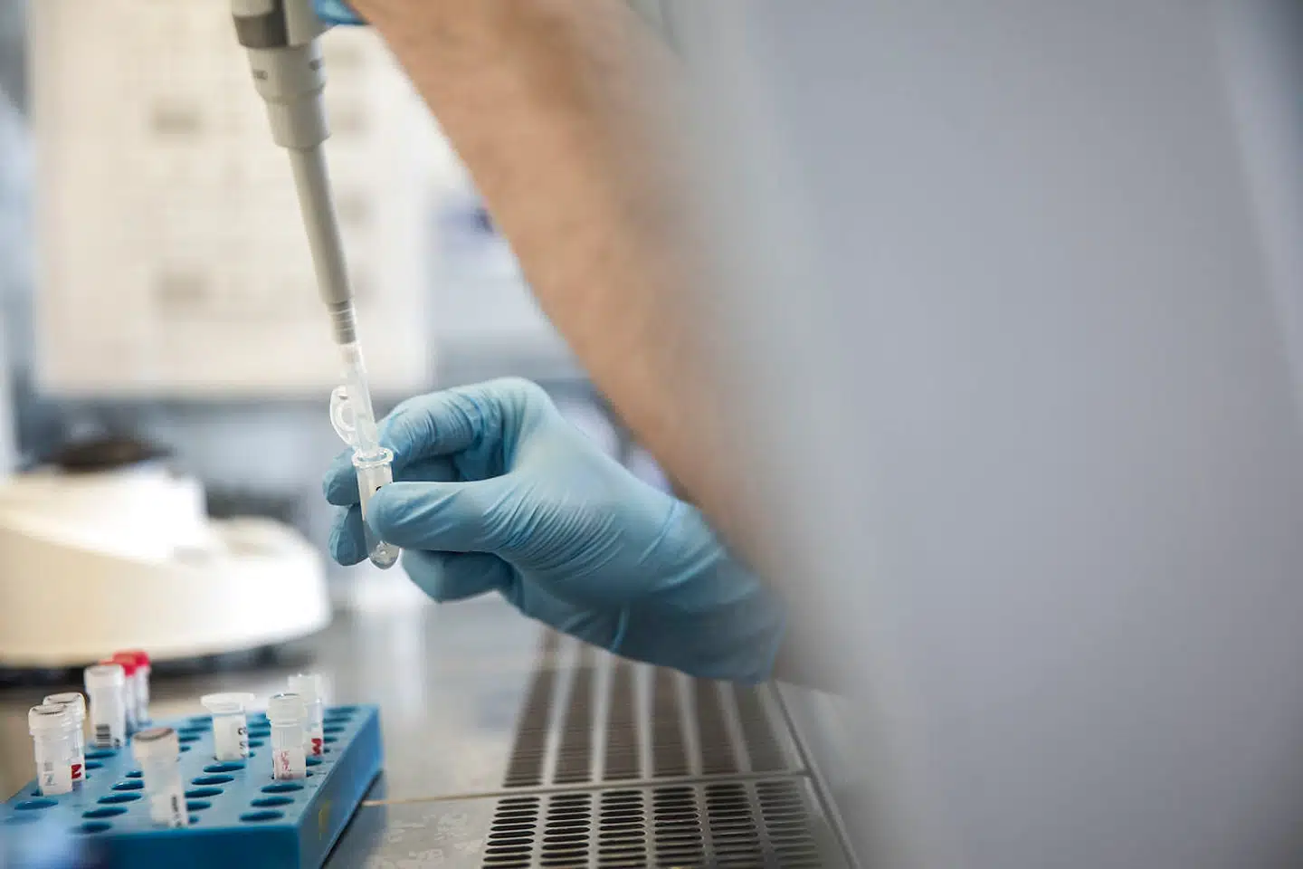 Bioanalytikere analyserer podningsprøver for Covid-19 på laboratoriet på Herlev Hospital, torsdag den 11. juni 2020. Podningsprøverne sættes ind i et fuldautomatisk ekstraktionsapparatur. Maskinen "renser" prøven, så der kun er RNA tilbage. Herefter flyttes den rensede RNA/DNA over i en anden maskine hvor den opvarmes og nedkøles hvorefter man analyserer på reaktionen af dette. Coronaviruspandemien i 2019-2020 er en pandemi af luftvejsinfektionen COVID-19, der skyldes coronavirussen SARS-CoV-2.. (Foto: Ólafur Steinar Rye Gestsson/Ritzau Scanpix)