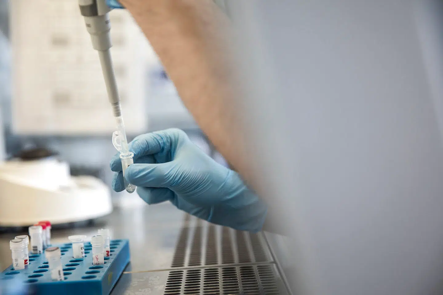 Bioanalytikere analyserer podningsprøver for Covid-19 på laboratoriet på Herlev Hospital, torsdag den 11. juni 2020. Podningsprøverne sættes ind i et fuldautomatisk ekstraktionsapparatur. Maskinen "renser" prøven, så der kun er RNA tilbage. Herefter flyttes den rensede RNA/DNA over i en anden maskine hvor den opvarmes og nedkøles hvorefter man analyserer på reaktionen af dette. Coronaviruspandemien i 2019-2020 er en pandemi af luftvejsinfektionen COVID-19, der skyldes coronavirussen SARS-CoV-2.. (Foto: Ólafur Steinar Rye Gestsson/Ritzau Scanpix)