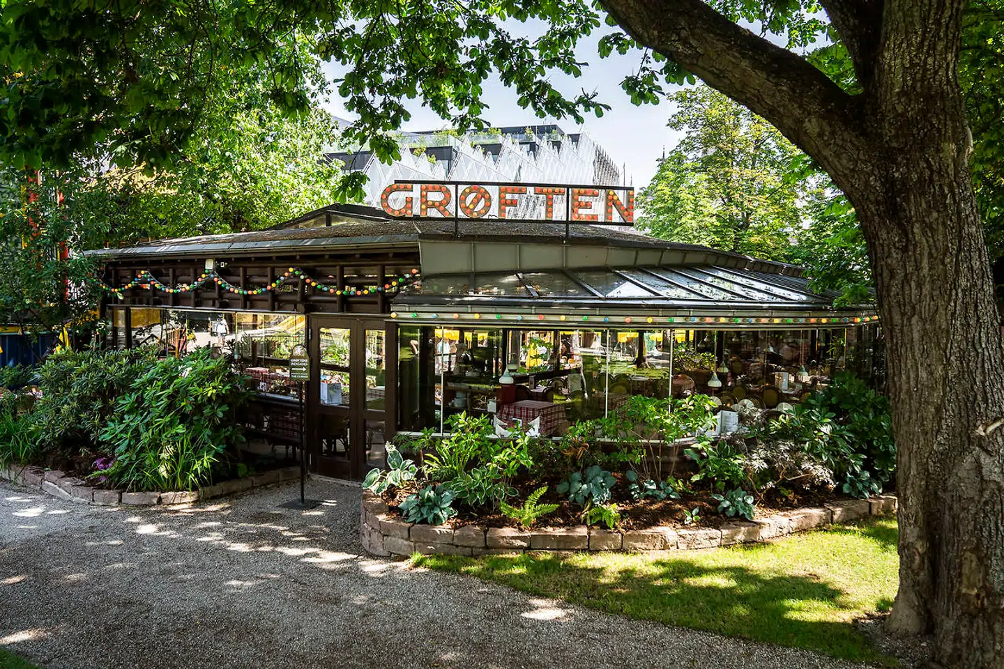 Grøften åbnede i 1874 under navnet Teatercafeen, men skiftede hurtigt i folkemunde navn til det mere mundrette Grøften.