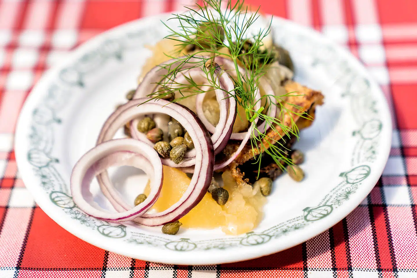 Den stegte sild var fint balanceret mellem sødme, syre og salt. Konsistensen var en anelse moset, men indenfor det acceptable. Kompotten skar elegant igennem sildens fedme, og den friske peberrod ulmede behageligt i næseborene.