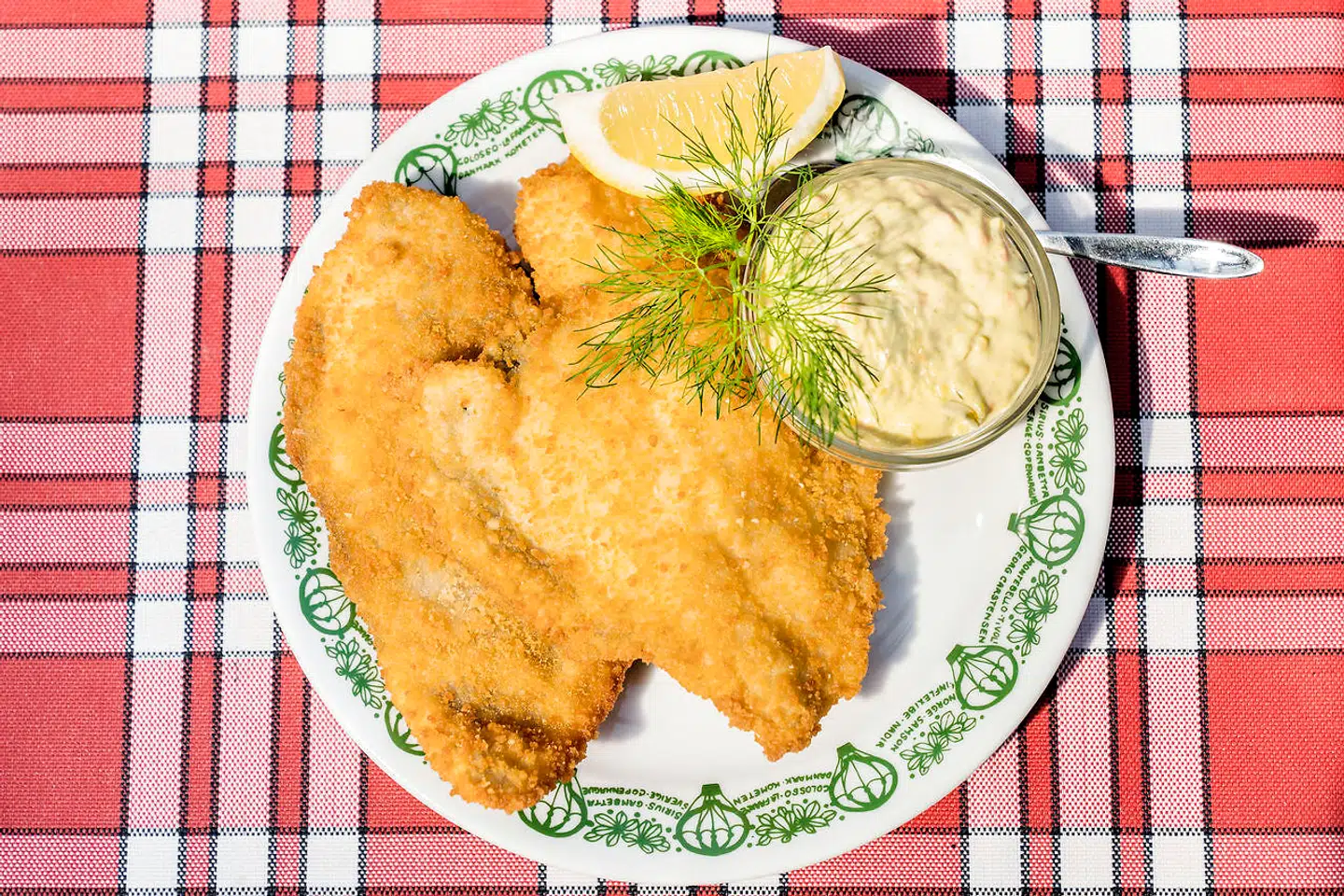 Fiskefileten var frisk og saftig under den knasende panering. Remouladen smagte dog ikke hjemmelavet.