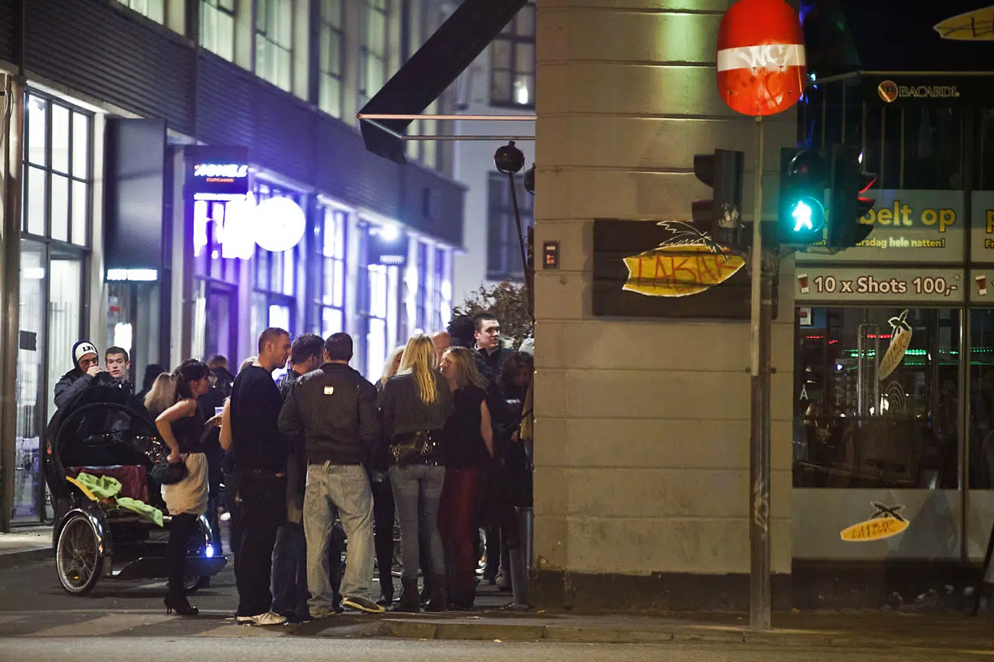 Antallet af voldsepisoder i det københavnske natteliv er faldet markant under coronanedlukningen, og det er fortsat, efter at byens beværtninger er blevet pålagt at lukke ved midnat.