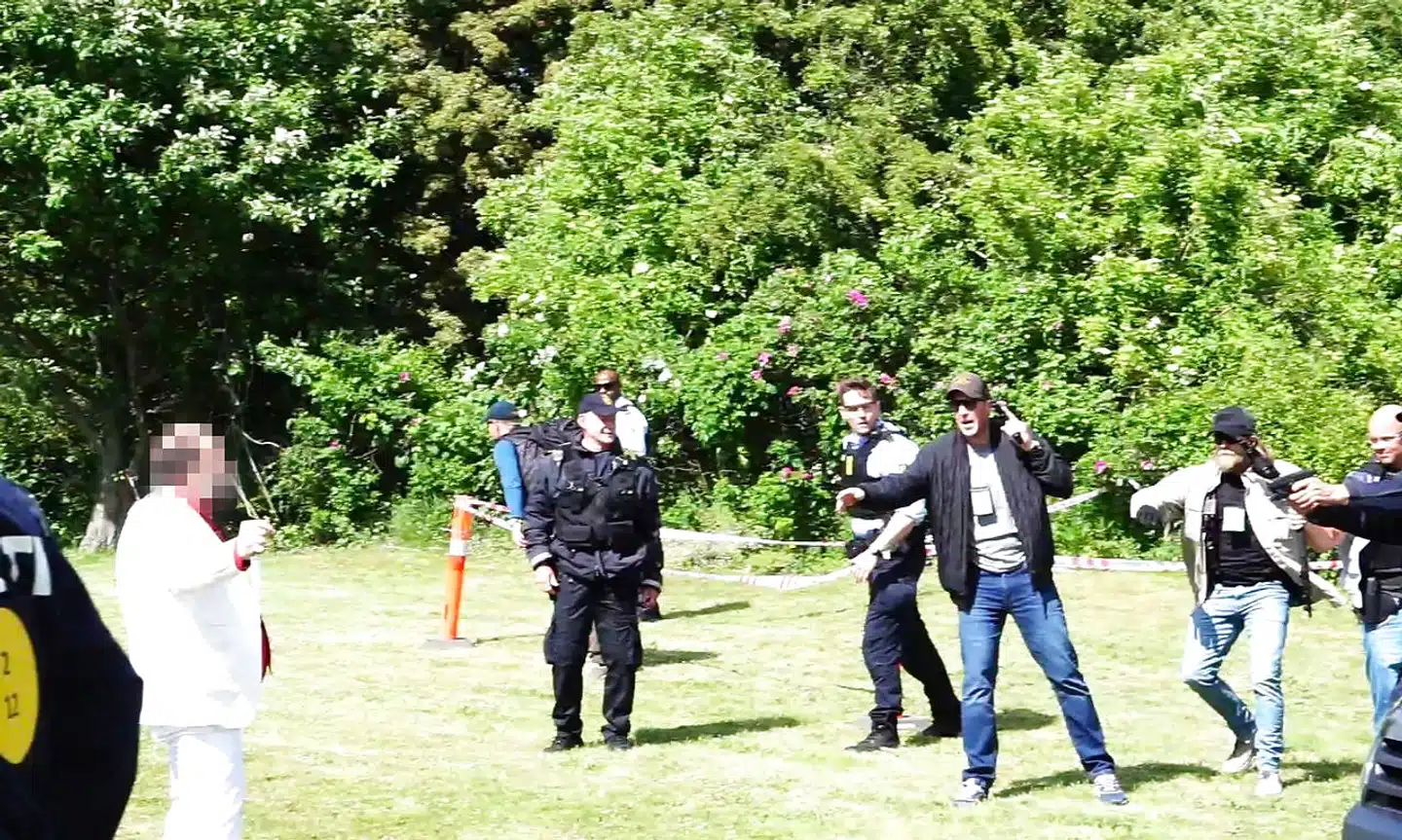 »Den fredag, grundlovsdag, var hans situation særdeles vanskelig. Han var boligløs, han kunne ikke sove, han havde bedt hospitalet og andre om hjælp. For ham var debatter om ytringsfrihed ikke det mest presserende problem,« skriver Christian Suhr, lektor i antropologi, Aarhus Universitet, om den mand, der truede Rasmus Paludan med kniv. Manden ses her (tv. i hvidt jakkesæt) under den omtalte episode. Foto: Mathias Øgendal