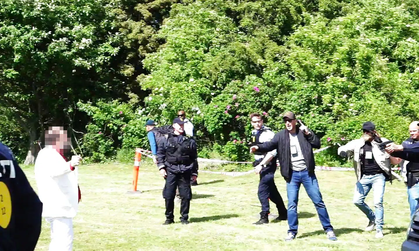 »Den fredag, grundlovsdag, var hans situation særdeles vanskelig. Han var boligløs, han kunne ikke sove, han havde bedt hospitalet og andre om hjælp. For ham var debatter om ytringsfrihed ikke det mest presserende problem,« skriver Christian Suhr, lektor i antropologi, Aarhus Universitet, om den mand, der truede Rasmus Paludan med kniv. Manden ses her (tv. i hvidt jakkesæt) under den omtalte episode. Foto: Mathias Øgendal