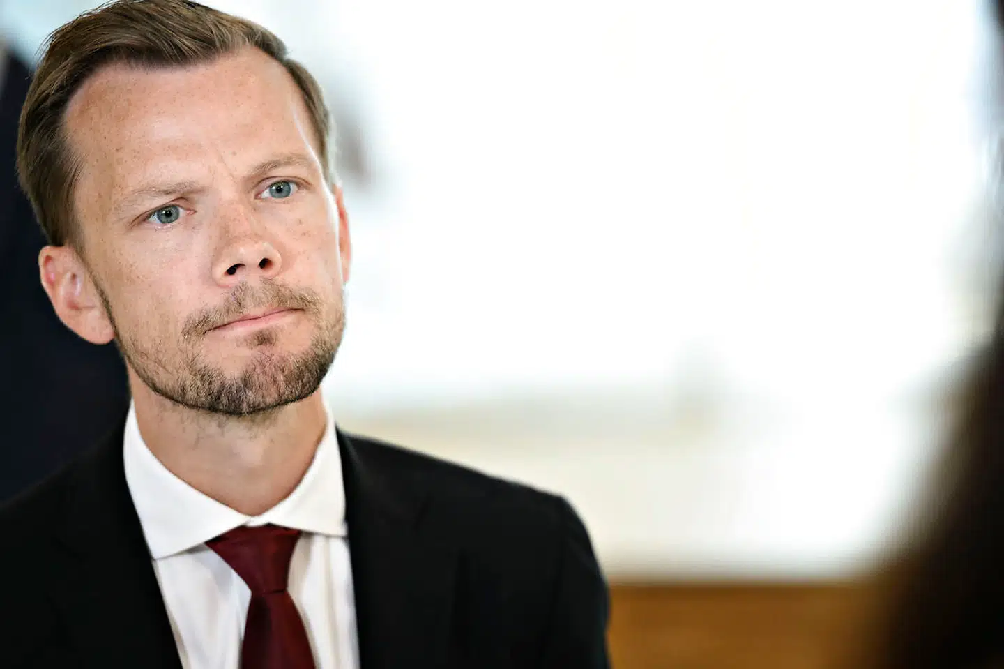 Nye rapporter dokumenterer, at hjælpen til jobløse udsatte ligger et stykke fra lovens intentioner. Beskæftigelsesminister Peter Hummelgaard (S) vil »hurtigst muligt efter ferien genoptage forhandlingerne« om at forbedre forholdene.