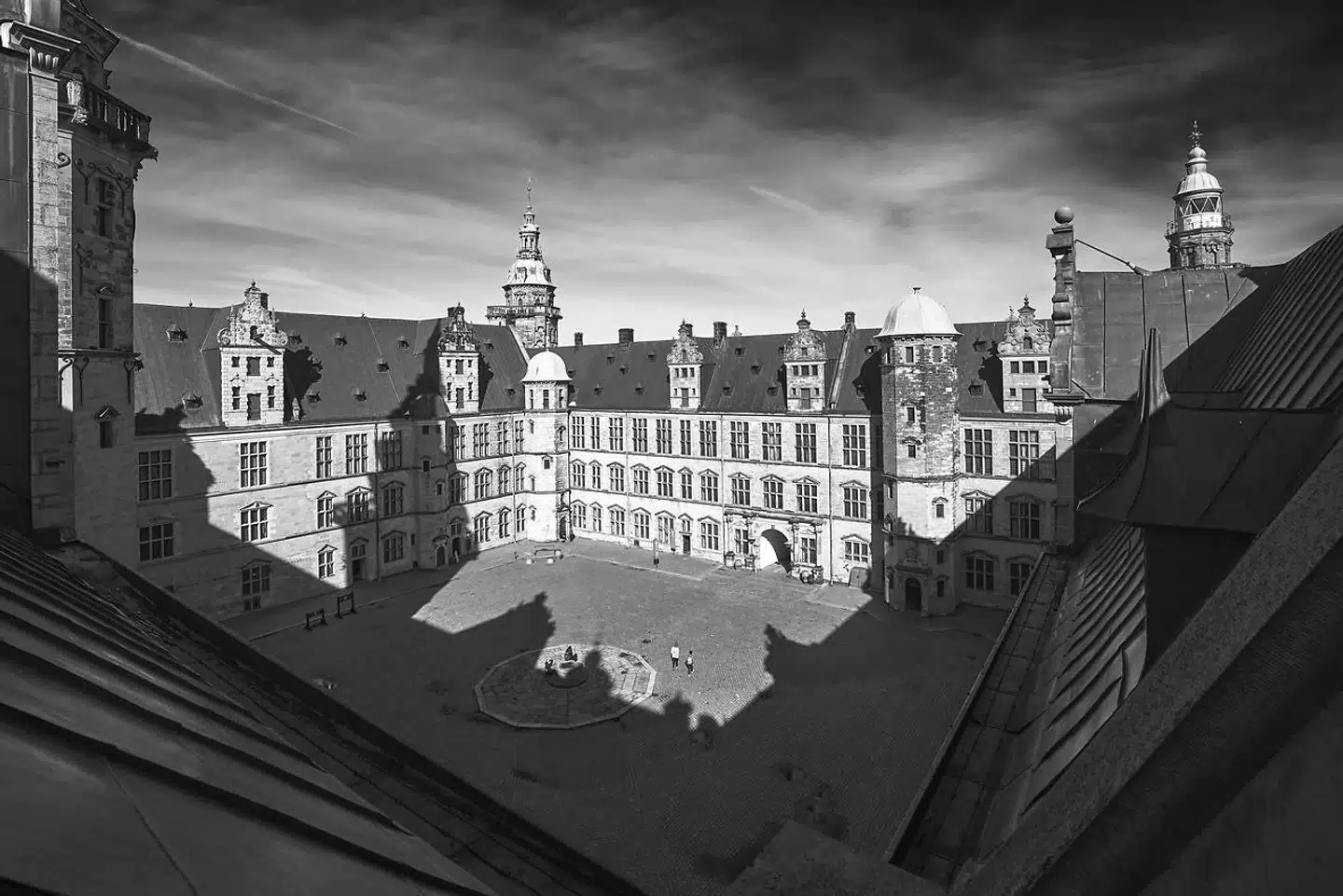 Kronborg er et af Nordeuropas fineste renæssanceslotte. Slottet i Helsingør er også fuldt af historier. Og af mennesker. Foto fra bogen