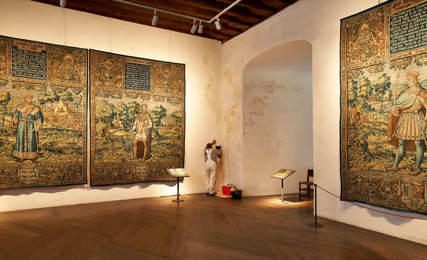 Steen er murer på Kronborg og ses her i gang med noget indendørs arbejde. Foto fra bogen