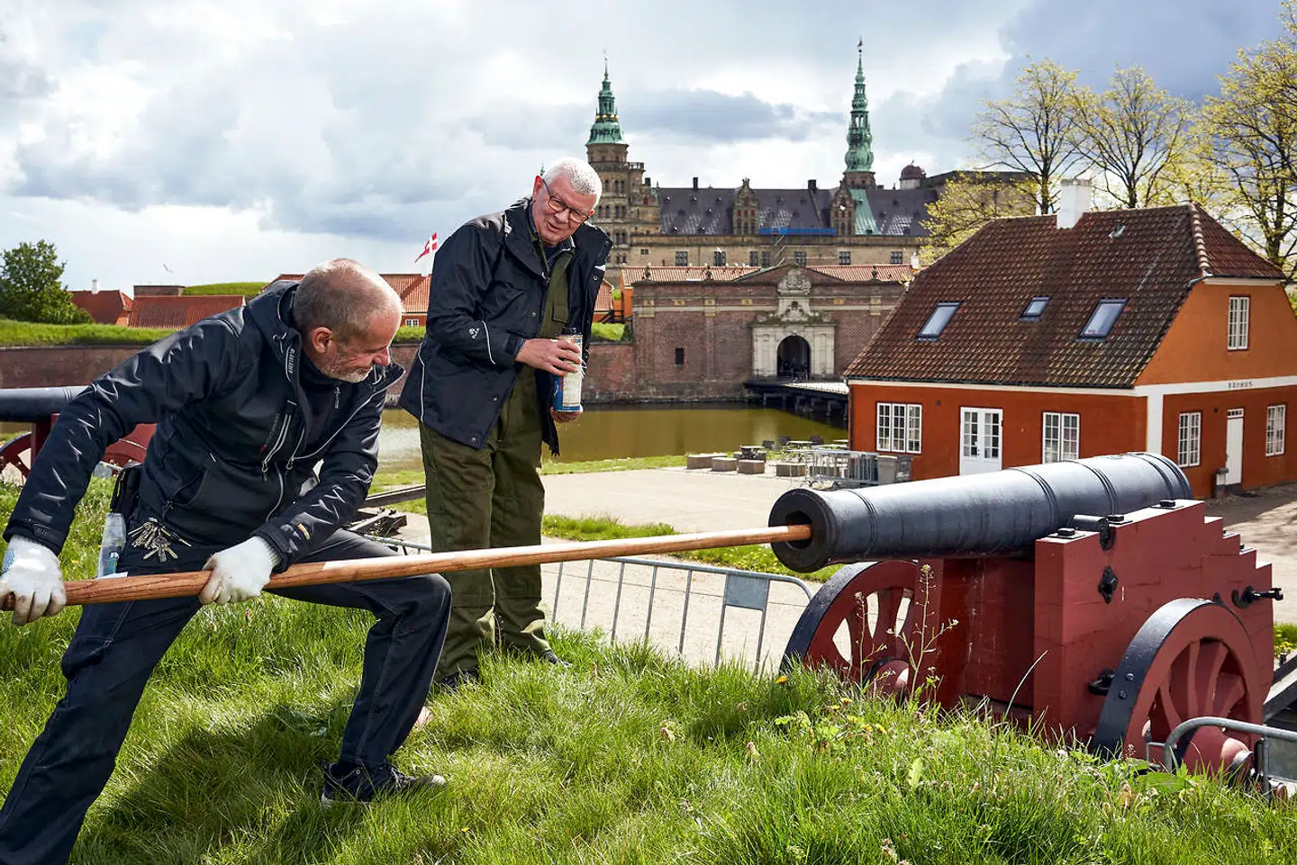 En kanonér i gang med oplæringen af den næste kanonér i rækken. Foto fra bogen