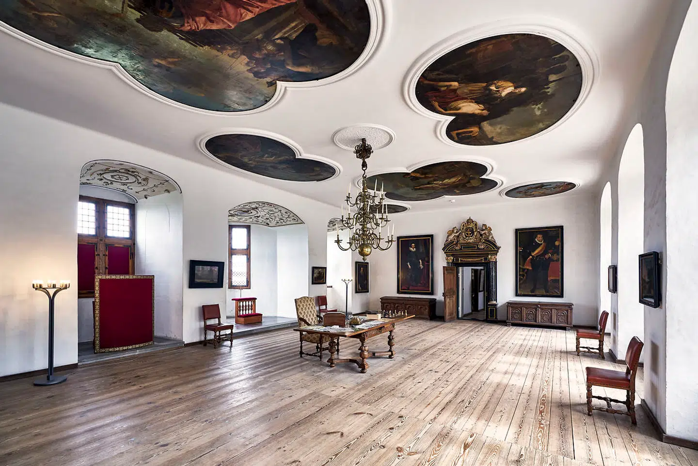 Og når man så besøger Kronborg, fremstår alt passet og velplejet – takket være indsatsen fra en hel hær. Foto fra bogen