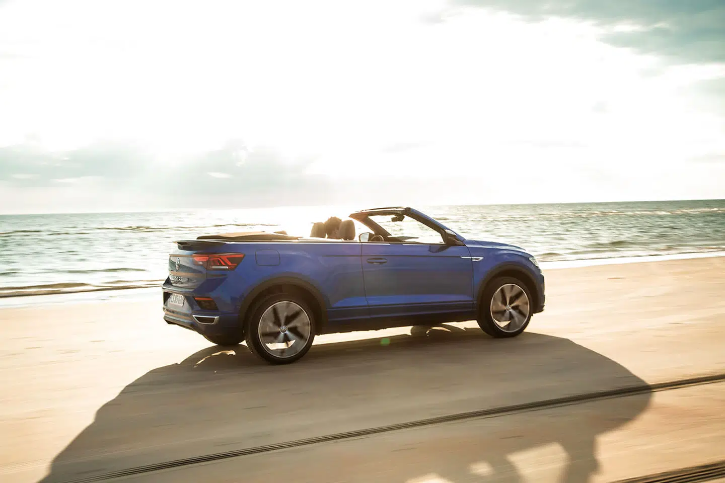 Volkswagen T-Roc Cabriolet er gjort fire centimeter længere end den lukkede udgave for at gøre plads til sikkerhedsbøjler og kalechen bag bagsædet.