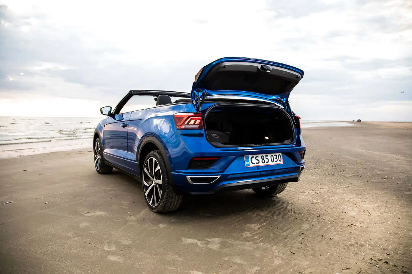 Bagagerummet er på ydmyge 284 liter, og adgangsforholdene er ikke imponerende. Men som med alle andre cabrioleter er bagagerummet altid et studie udi kompromisets kunst.