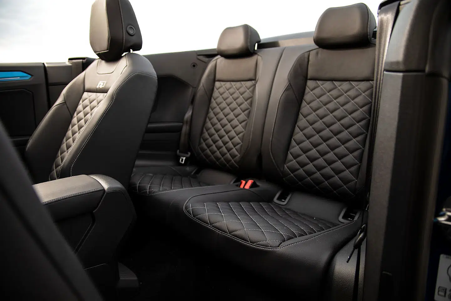 Man kan godt klemme fire voksne sammen i bilen, men forsæderne skal langt frem, før to langlemmede voksne sidder ordentligt bagi.