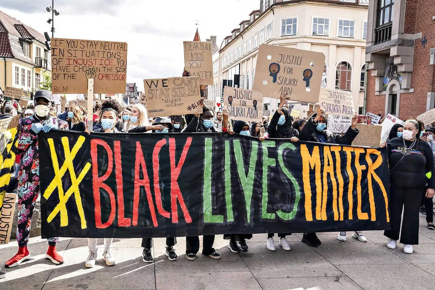 »Vi har en debat om racisme og diskrimination i Danmark i lyset af Black Lives Matter-protesterne i USA. (...) Ja, der er store integrationsproblemer og ja, der er faktisk betydelig diskrimination i Danmark. Det ene udelukker ikke det andet,« skriver Asmus Leth Olsen.