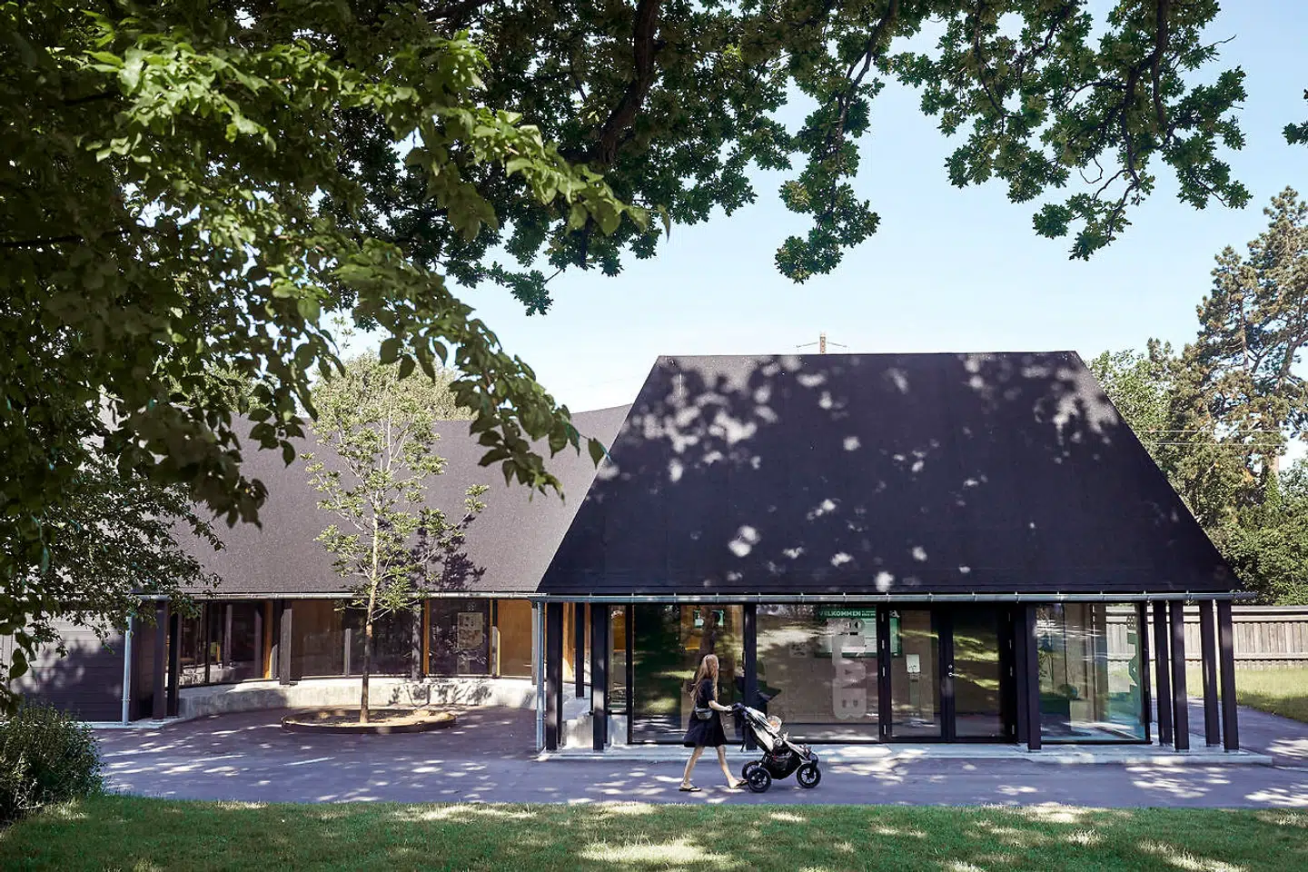 En lille pavillion med et meget stort tagpaptag. Motivet er meget tydeligt fra gavlsiden.