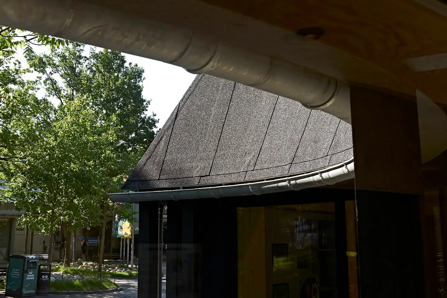 Med sans for detaljen er tagrenden holdt fri at taget, så hvert enkelt element klinger klart.