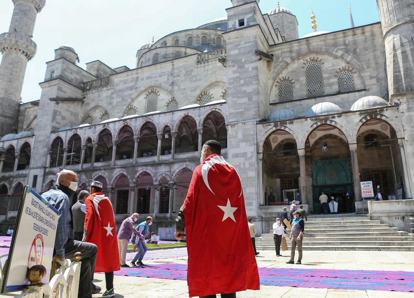 Bønnekald fra det centrale digitale system i Izmir var udsat for et hackerangreb, og flere kvarterer i byen kunne for nylig høre børnesangen »Bella Ciao« fra minareternes højttalere.